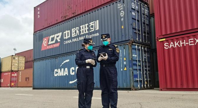 8月經(jīng)滿洲里口岸進出境中歐班列數(shù)量再創(chuàng)今年新高（圖）